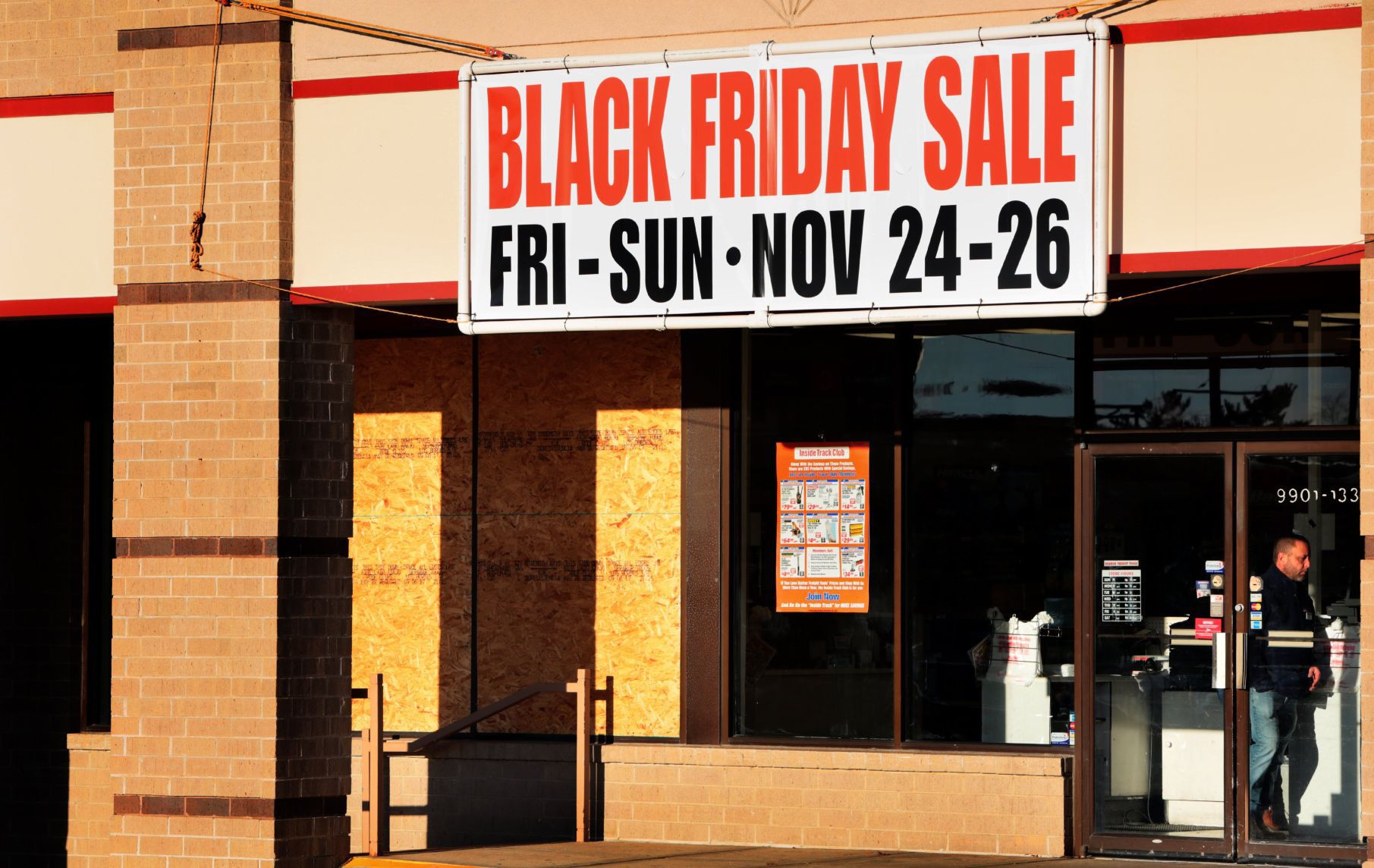 Crestwood gun store burglarized